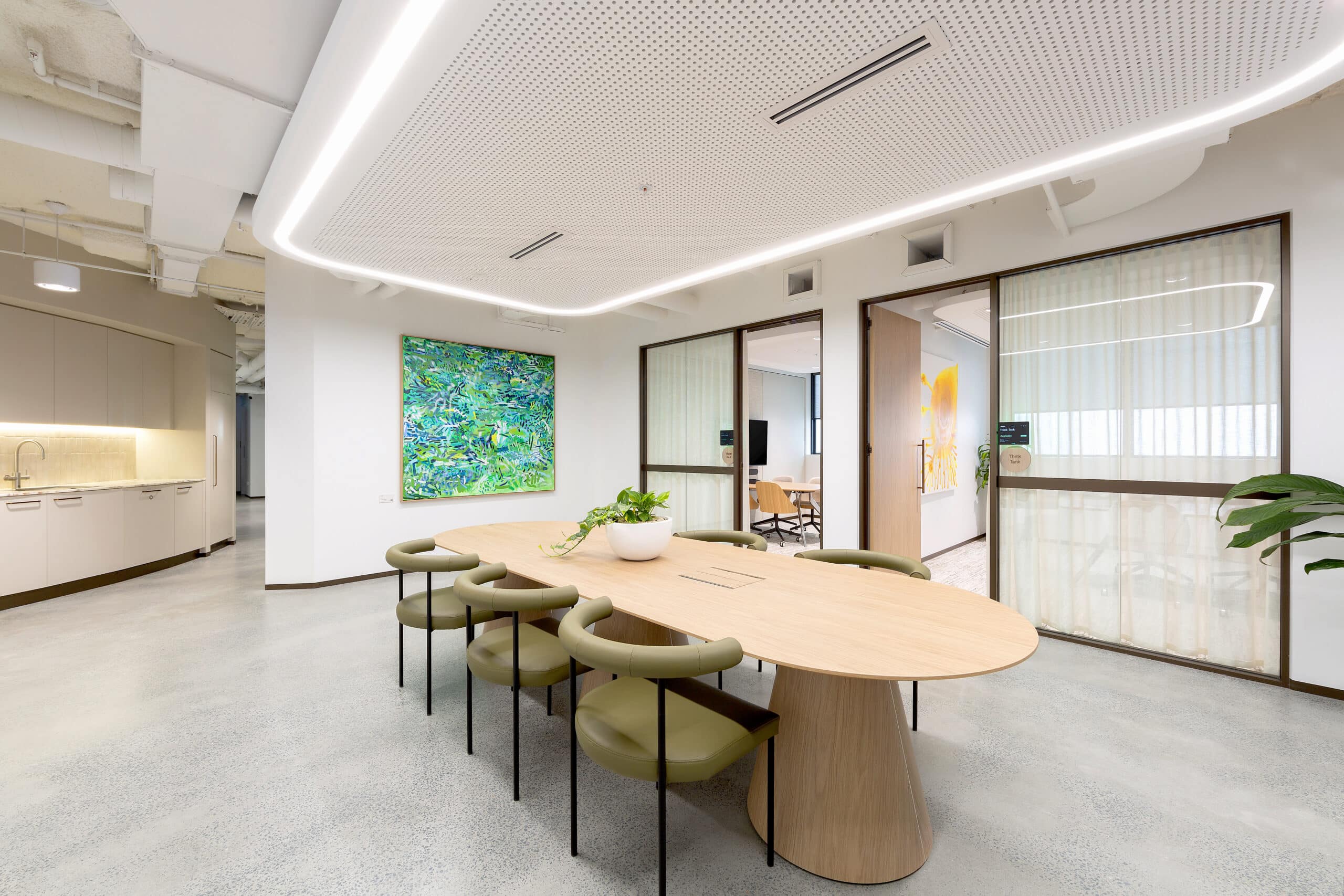 Professional meeting room area with a spacious table, designed for collaboration in a professional setting.